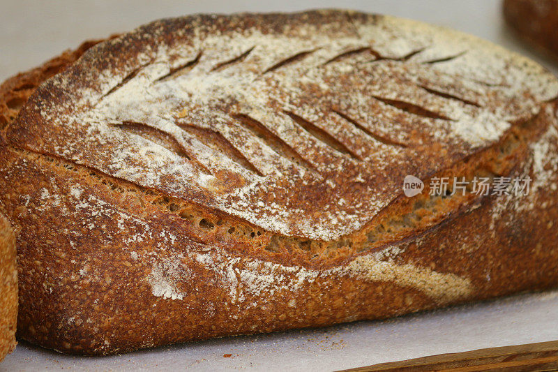 这是一种手工制作的带有叶子图案图案的面包，是一种爱尔兰苏打面包食谱，配以面包市场摊位上的黑麦/酸面包，由高纤维的普通全麦粉/棕色全麦粉制成，是一种健康的饮食方式